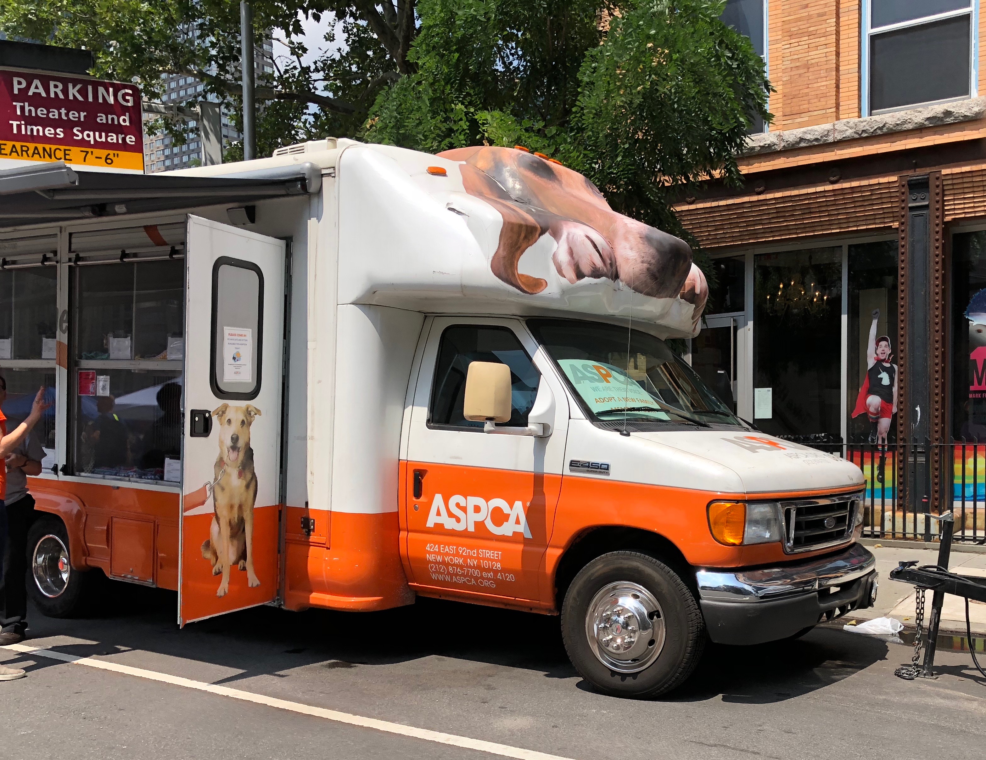 A Visit To The Aspca Mobile Adoption Center In Nyc Channel Kindness